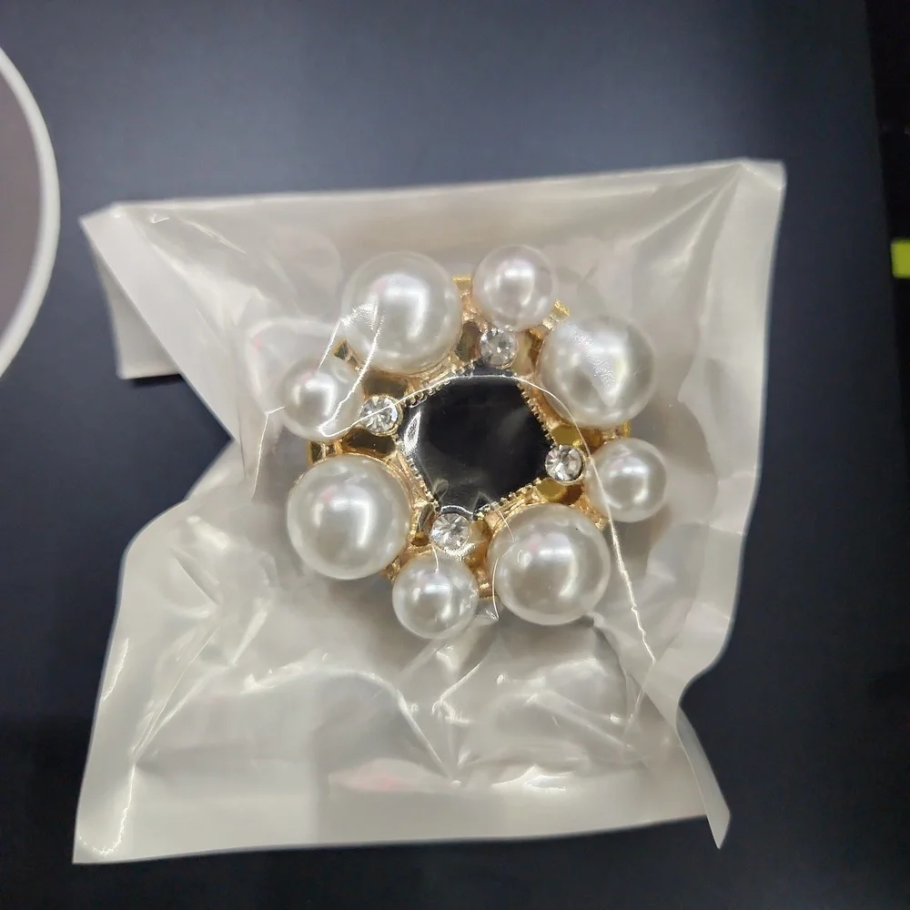 Gold 'N Pearl Bling Phone Accessory - Picture 2 of 3